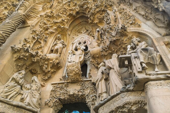 2-Day Tour: Gaudi & Sagrada Familia + Montserrat & Winery - Guides and the private-group advantage