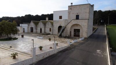 Alberobello: Winery Tour with Wine and Food Tasting - Entering the vineyard and winery with a local expert