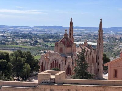 Alicante:Winery Tour+ Wine Tasting + Old castle - Production rooms and the museum of old winemaking machines