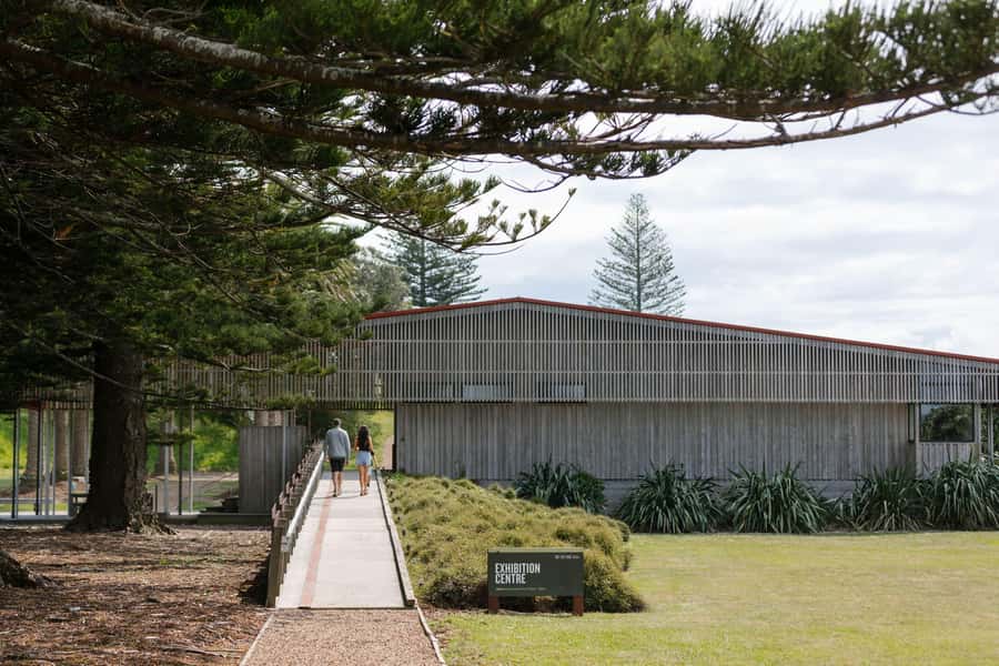 Auckland: Rotoroa Island and Man O'War Vineyard Combo Tour - How the Waiheke island loop works from Auckland