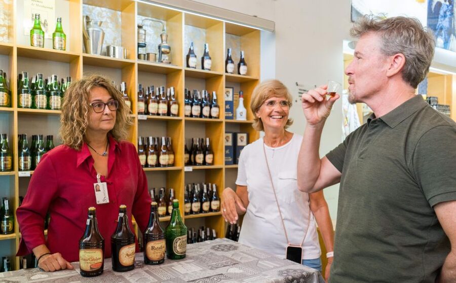 Barcelona: Montserrat, Winery Tour & Lunch with Wine Tasting - Lunch at a 12th-Century Farmhouse: The Catalan Part You’ll Feel