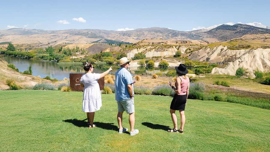 Boutique Winery Half-Day Tour & Vineyard Platter-Style Lunch - Old Cromwell Town: history as a way to understand the wine country