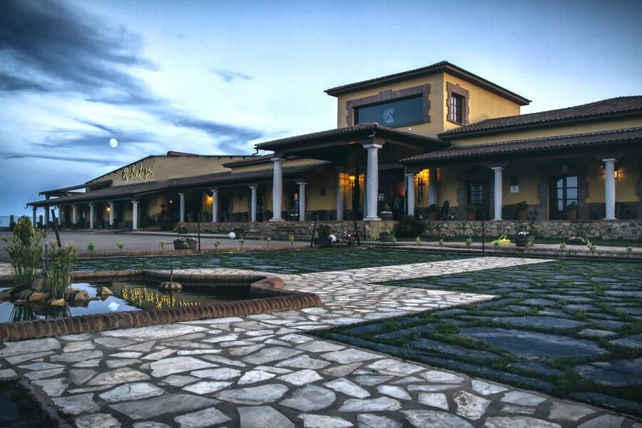 Cáceres: Winery Tour and Wine Tasting with Local Guide - A 90-Minute Winery Backstage Pass in Cáceres, Extremadura