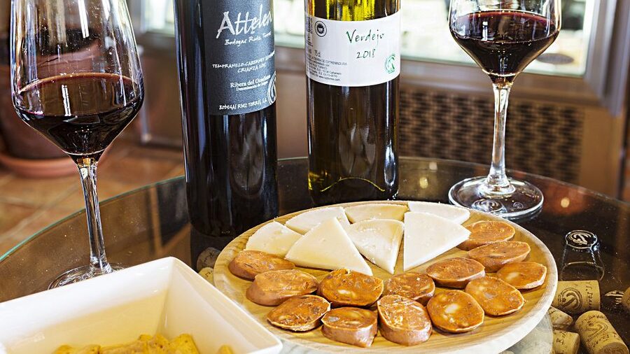 Cáceres: Winery Tour and Wine Tasting with Local Guide - Meeting Your Guide: Warm Welcome, Safety-First Rhythm