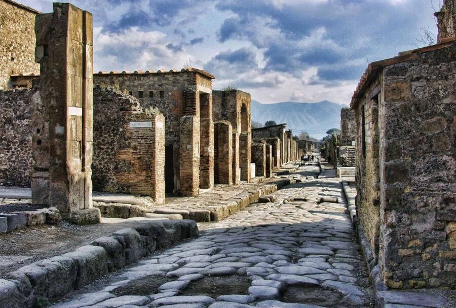 Campania Express Train Pompeii Tour with Vesuvius or Winery - The Vesuvius Afternoon: Bus to 1000 m, Then Up to the Crater