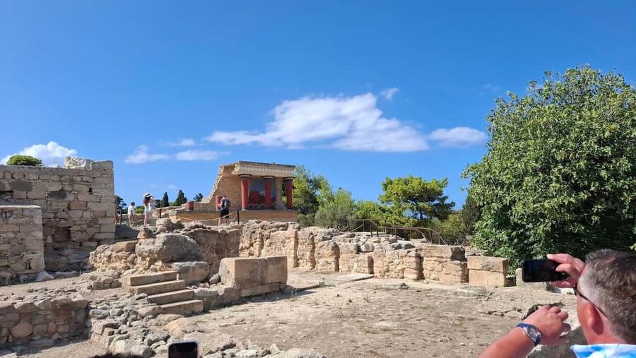 Crete: Knossos Palace, Winery & Olive Oil Tour with Lunch - Lunch in a traditional village: where the flavors finally connect