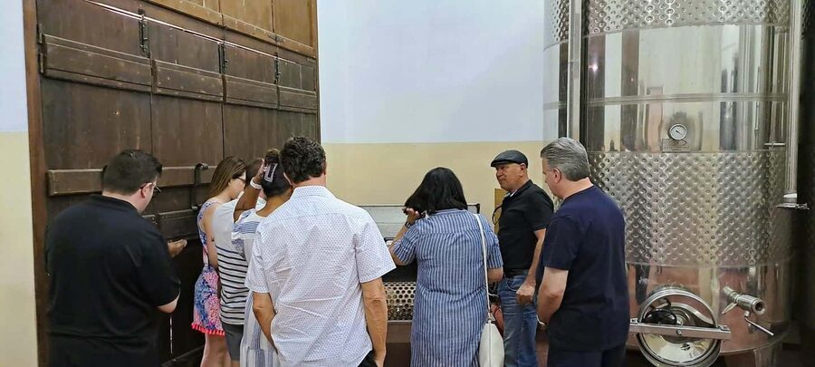 Crete: Knossos Palace, Winery & Olive Oil Tour with Lunch - Getting there in an A/C van: what the 6 hours really feel like