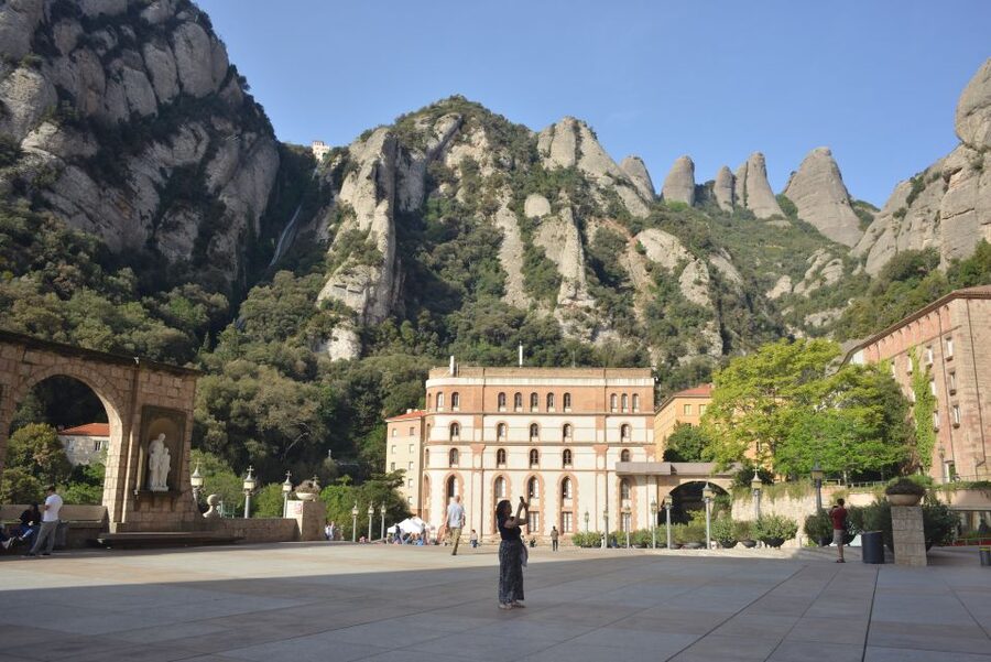 From Barcelona: Private Montserrat and Boutique Winery Tour - Who should book this Montserrat and wine day?