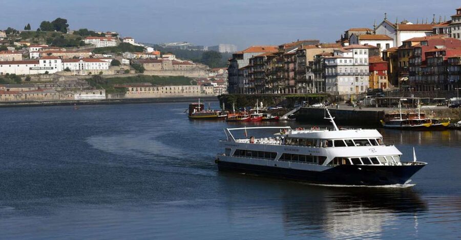 From Porto: Douro River Cruise, Winery Visit & Lunch - Cruising the Douro: Crestuma-Lever and Carrapatelo dams