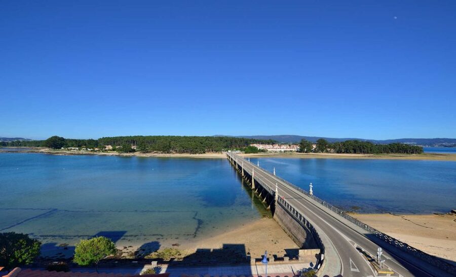 From Santiago: Tour to Rias Baixas with Boat Trip and Winery - Who should book this tour (and who might not love it)