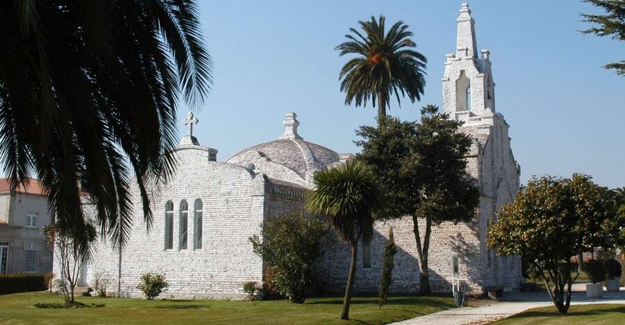 From Santiago: Tour to Rias Baixas with Boat Trip and Winery - Combarro’s sea-facing granaries and Cruceiros