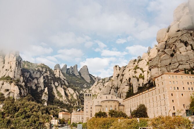 Full-Day Trip Barcelona to Montserrat Monastery & Cava Winery - Entering Abadia de Montserrat: La Moreneta and the stories that make it click