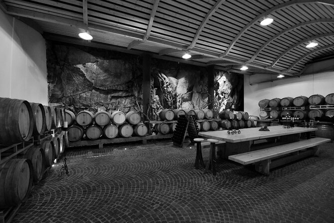GOLD EXPERIENCE - Winery tour & tasting at Villa Corniole - Inside the rock cellar: the guided tour you can actually use