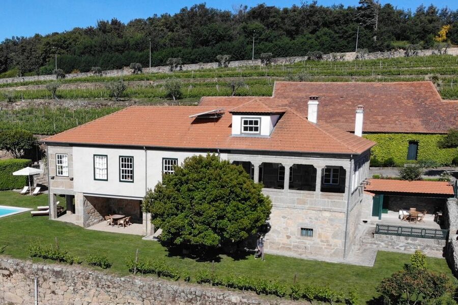 Lamego: Quinta da Portela de Baixo Winery Tour and Tasting - Snack pairings: bôla, olive oil, cheese, and jam