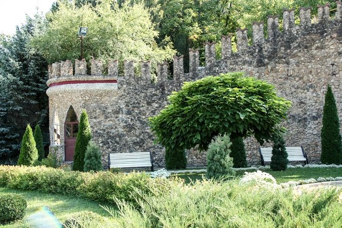 Milestii Mici Winery tour with wine tasting - Entering the underground wine city: streets, scale, and what to watch for