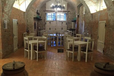 Montepulciano: Winery Tour & Tasting Experience - Down the stairs: walking the underground Etruscan winery