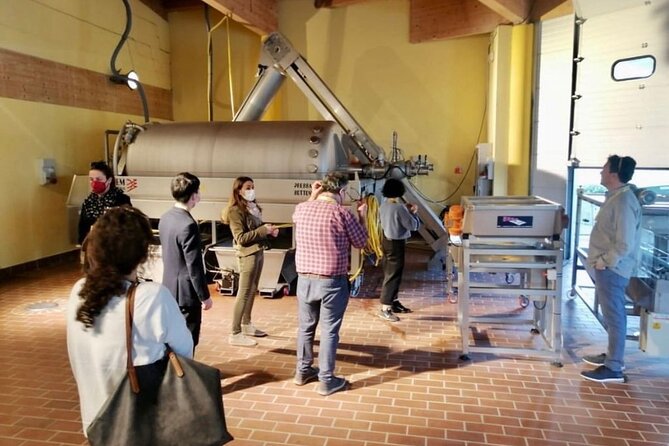 Picnic and Lugana Tour at Perla del Garda winery - Wine pairing and tastings: PERLEDELLAGO white as the anchor