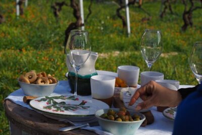 Picnic aperitif in the vineyard of an ancient trullo in Martina Franca - The 7:00 pm start and how the timing shapes your experience