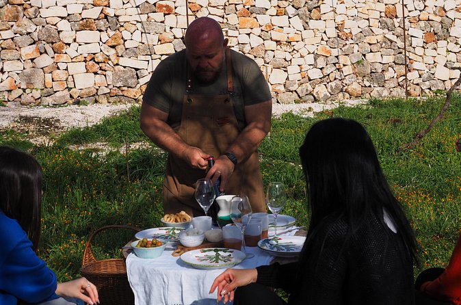 Picnic aperitif in the vineyard of an ancient trullo in Martina Franca - Hosts and hospitality: Fabrizio and Antonio set the tone
