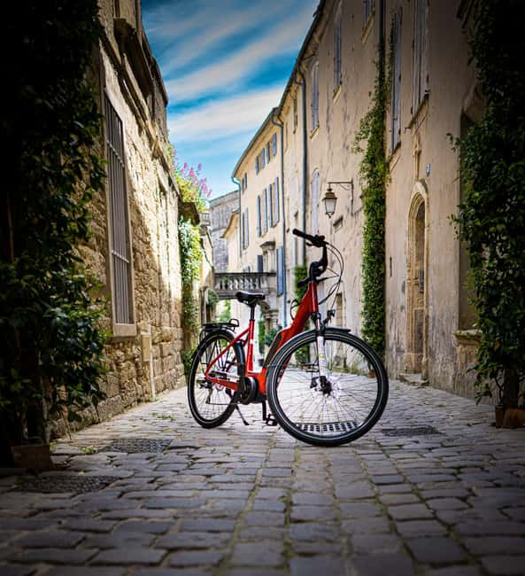 Picnic in the middle of a vineyard by e-bike - Why an e-bike picnic day works so well near Mont Ventoux