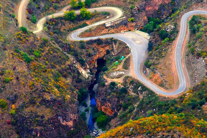 Private tour to Hin Areni winery, Tatev monastery & ropeway, Khndzoresk caves - Khndzoresk caves and the swinging bridge above the gorge