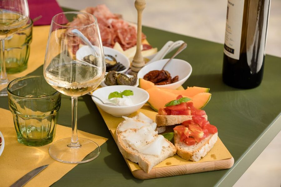 San Gimignano: Winery Tour with Wine Tasting and Lunch - The lunch table: 5 wine tastings built around Tuscan food
