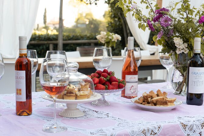 Wine and food tasting in an organic family winery - The finale: Vin Santo del Chianti Curato and Tuscan cantucci